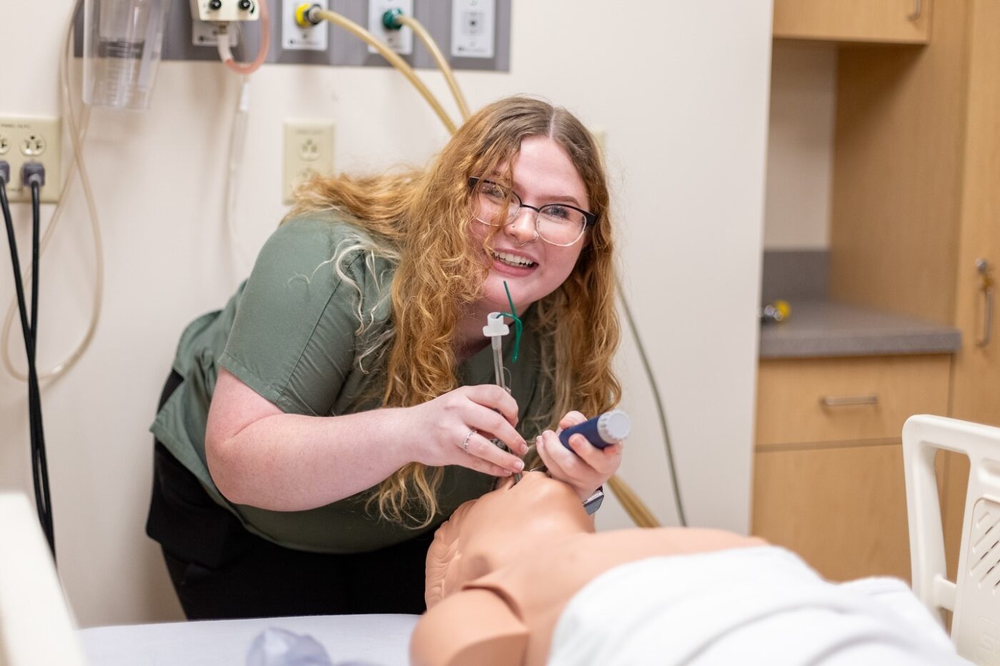 Kettering College Respiratory Care students work in a lab.