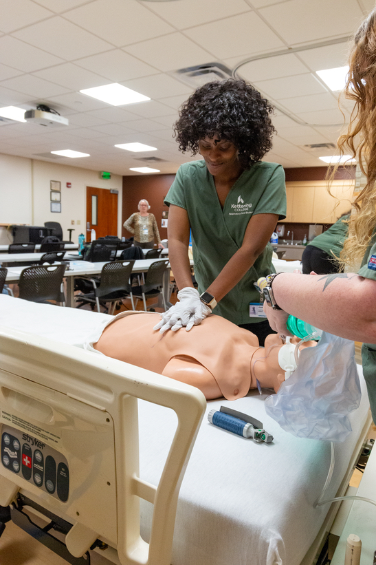 Kettering College Respiratory Care students work in a lab.