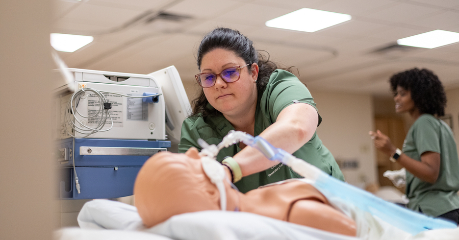 Kettering College Respiratory Care students work in a lab.